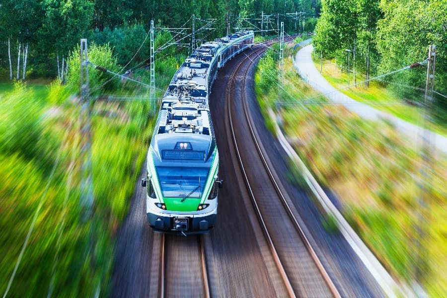 tren verde camino bosque